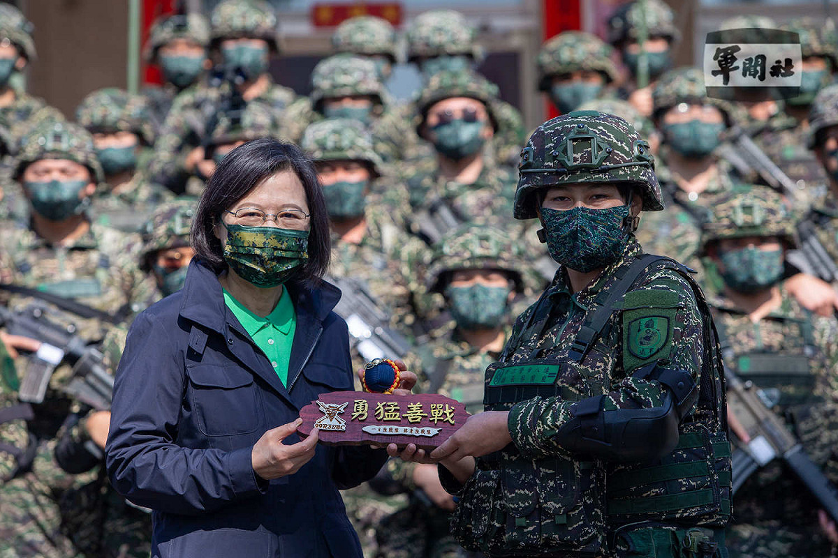 農曆大年初三，蔡英文總統前往海軍陸戰99旅慰勉春節留守官兵。 圖：軍聞社／提供