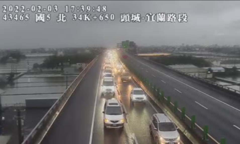 國道陸續出現北上車潮，其中國5宜蘭-頭城時速僅13公里。 圖：擷取自高公局即時影像