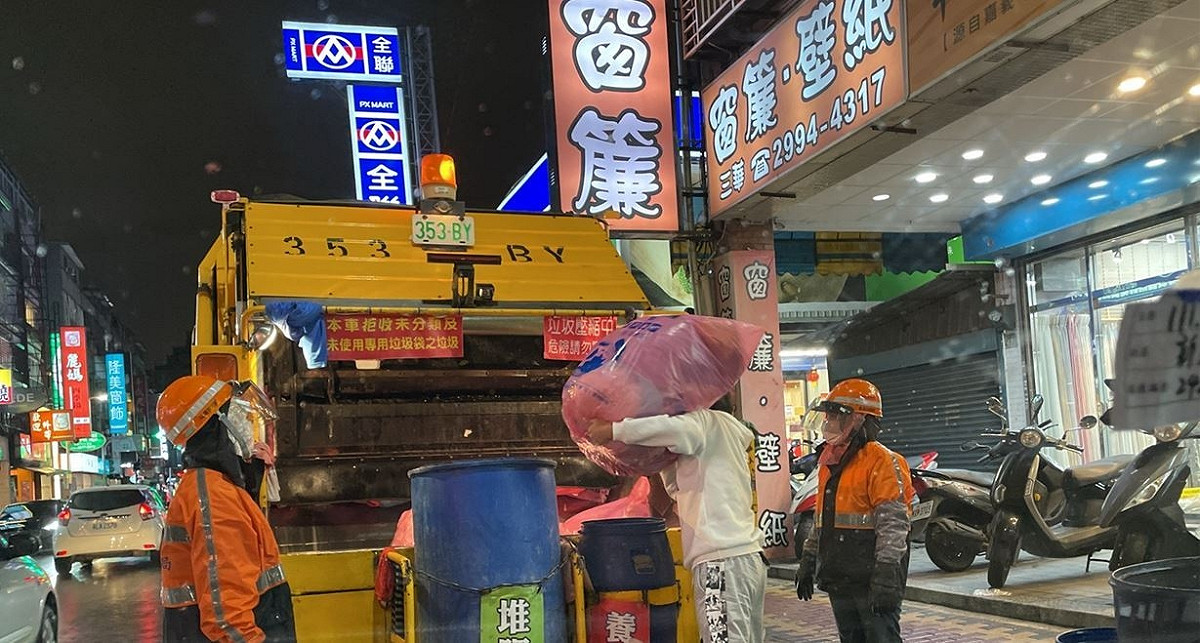 新北市清潔隊明(4)日除開始恢復正常垃圾收運外，將增加一趟垃圾收運，請民眾確實做好垃圾分類並使用專用垃圾袋將垃圾排出。 圖：新北市環保局提供