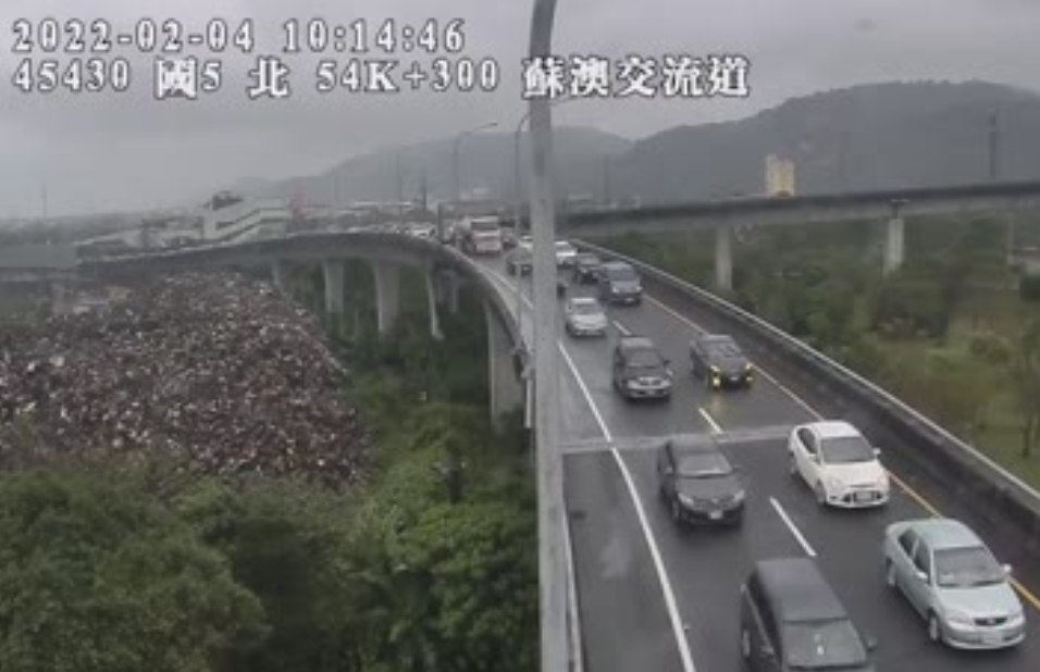 交通部高速公路局研判，國5宜蘭-坪林路段可能持續壅塞到明日凌晨。 圖：擷取自高公局即時路況