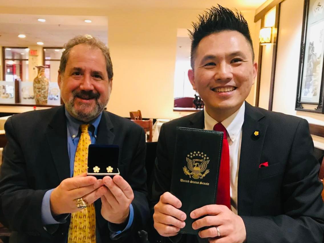陳以信受贈聯邦參議院的名片夾。