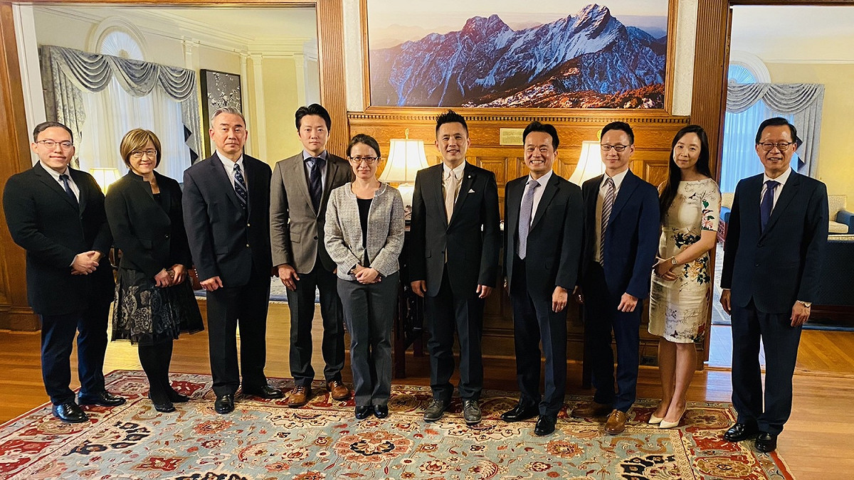 立法院外交及國防委員會召集委員陳以信於美東時間昨（3日）中午前往國會山莊俱樂部餐廳，與駐美代表蕭美琴率各組長進行餐敘座談，代表立法院外委會慰問駐處人員辛勞。