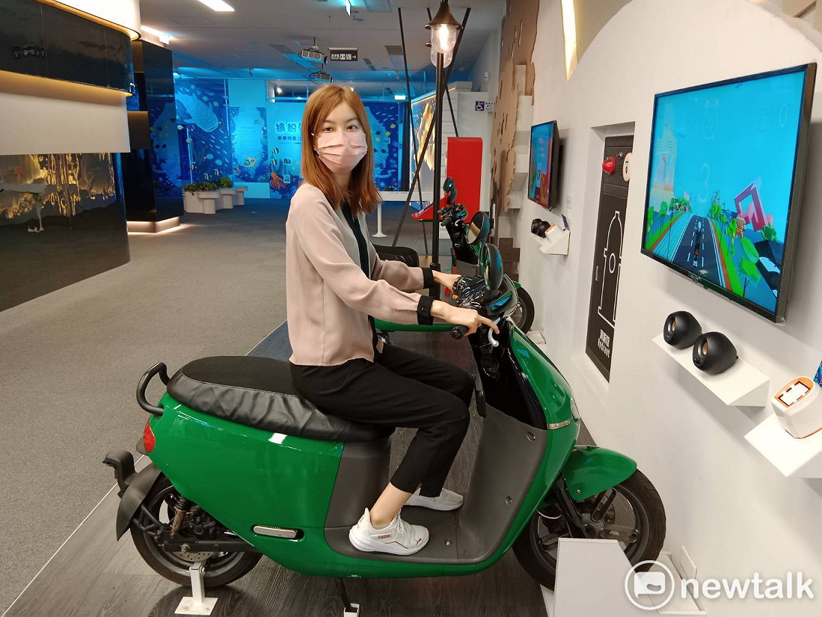 高雄館有互動式郵務機車可模擬送信。 圖：孫家銘 / 攝