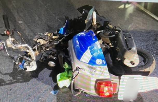 ▲機車被撞到幾乎解體。（圖／翻攝畫面）