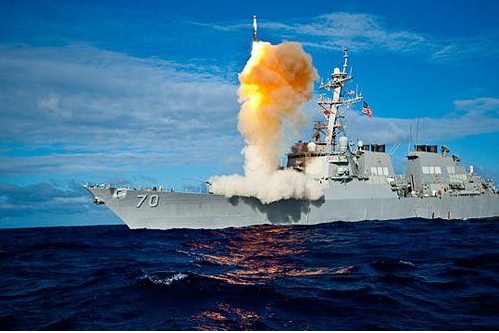 美國從軍艦上發射「標準-6 型」飛彈。 圖 : 翻攝自KK News
