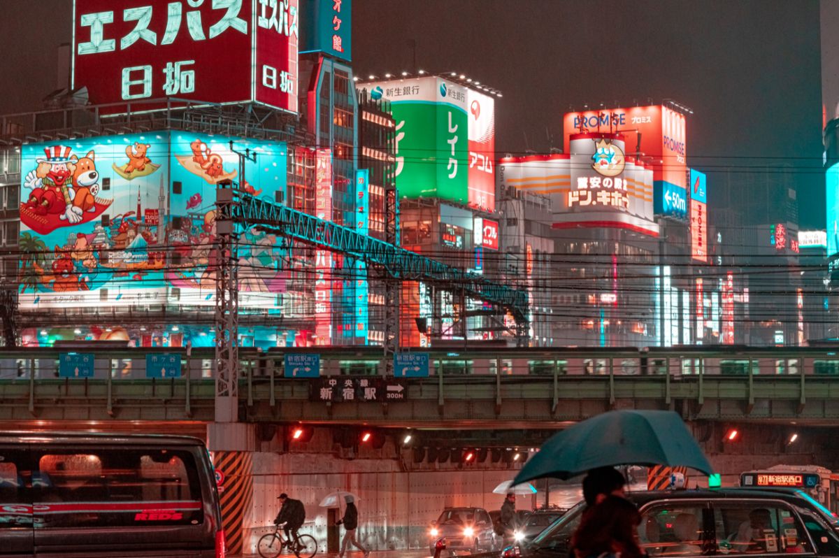 ▲原PO表示他在路上看到一個布條上寫著很多「の」，貼文一出，讓不少懂日文的網友直呼「真的很尷尬」。（示意圖／取自unsplash）