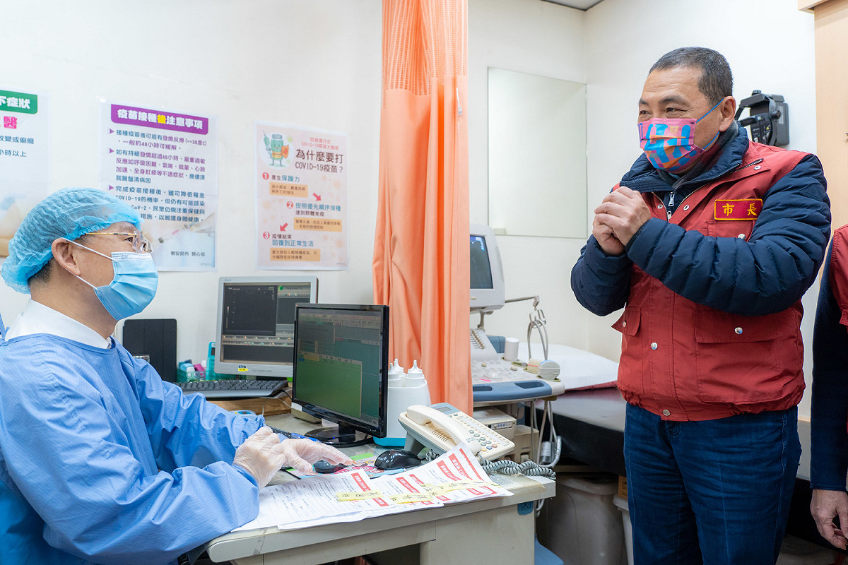 新北市長侯友宜今(5)日前往聯安診所為第一線基層醫護打氣。 圖：新北市衛生局 / 提供