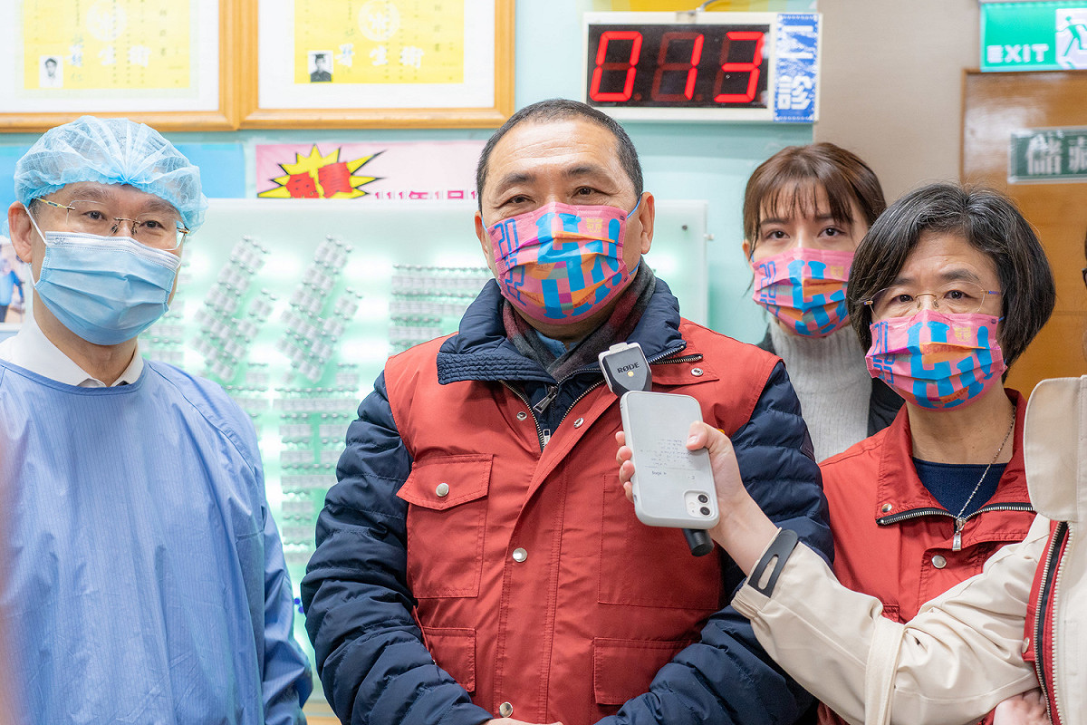 侯友宜表示，新北市共有444家COVID-19疫苗合約診所，一天接種量能高達3萬餘人。 圖：新北市衛生局 / 提供