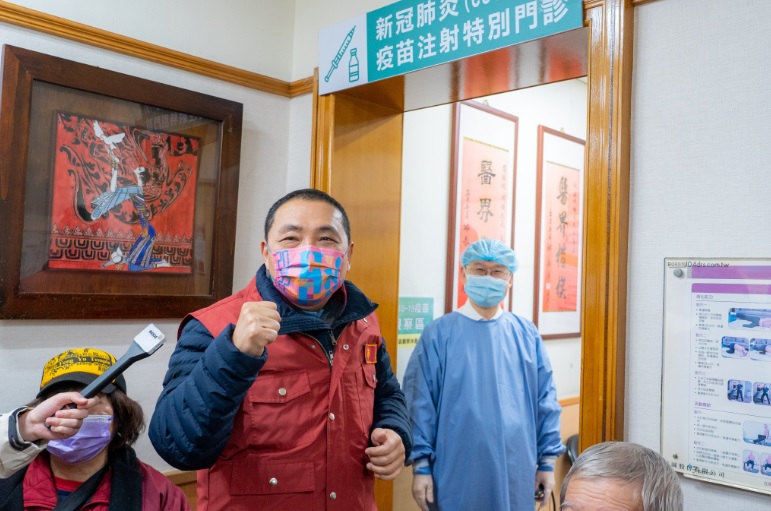 為遏止新冠肺炎Omicron變異株疫情，新北市政府協調33家合約醫療院所提早開工，自2月3日(初三)起開始提供民眾接種COVID-19疫苗，共同守護市民健康。 圖：新北市衛生局 / 提供