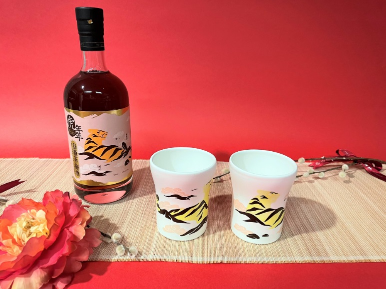 「瓷虎Hó年年—烏龍茶梅酒冷變對杯」，酒杯使用集瓷專屬冷變陶瓷杯，在倒入梅酒、加入冰塊後，杯身的山水圖案色彩會產生不同變化。 圖：鶯歌陶瓷博物館提供