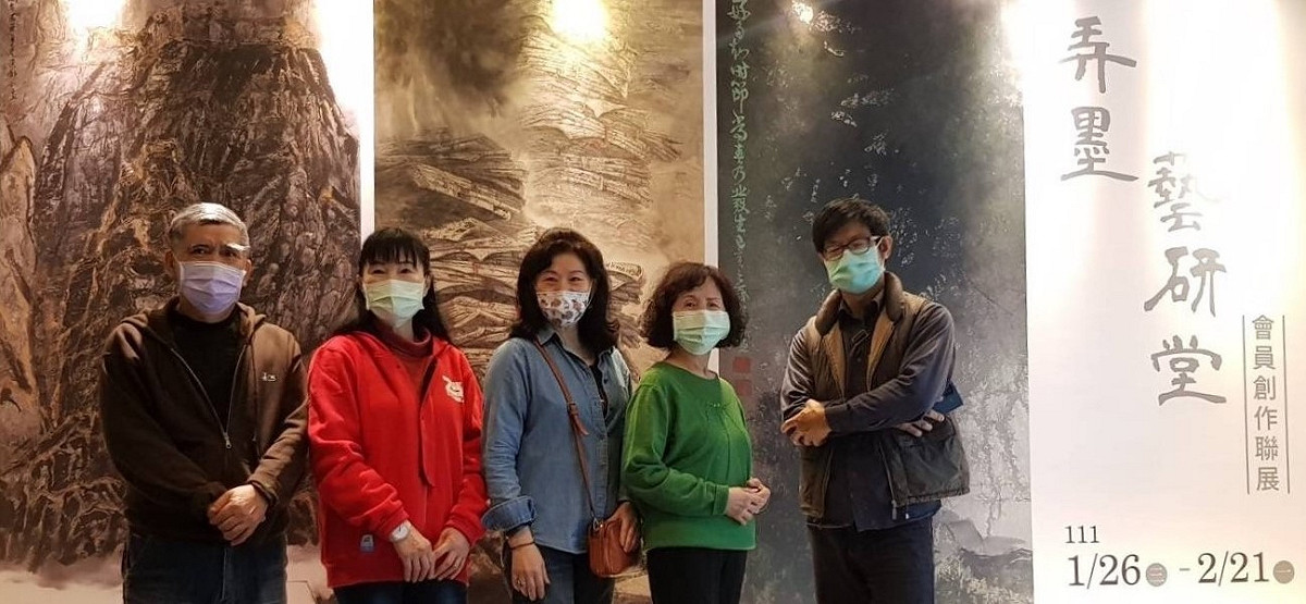 弄墨藝研堂會長梁郁如(中)聚集藝術領域菁英會員精彩展出。 圖：新北市文化局提供