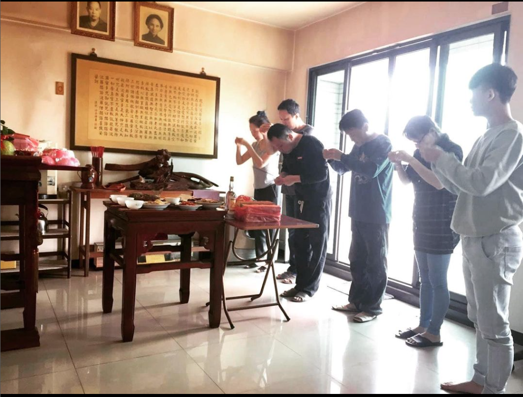 藝人天心在IG上透露，當年帶老公回台中祭祖時，老公拿香又下跪的趣事。」 圖：翻攝自天心IG「Skyheart1111 」