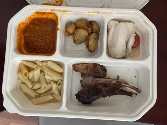 瓦斯內佐娃表示自己主要靠吃幾根筆管麵過活，因為其他食物幾乎吞不下去，「但今天我把全部的肥肉都吃了，因為實在太餓了。我胃好痛，感覺虛弱，眼底下黑眼圈超重」。 翻攝自瓦斯內佐娃Instagram