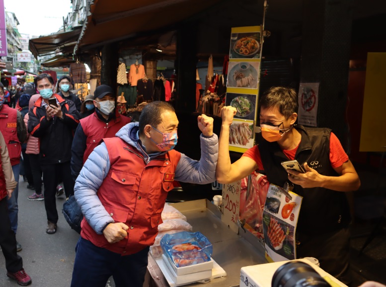 新北市長侯友宜視察永和區民治攤販集中區，呼籲市民嚴格遵守防疫。 圖：新北市市場處提供