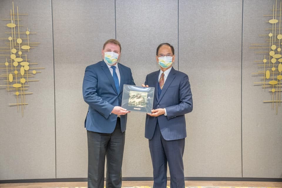立法院長游錫堃（右）發文哀悼愛沙尼亞國會議員、友台小組成員馬迪斯・米林（Madis Milling）（左）。 圖：擷取自游錫堃臉書