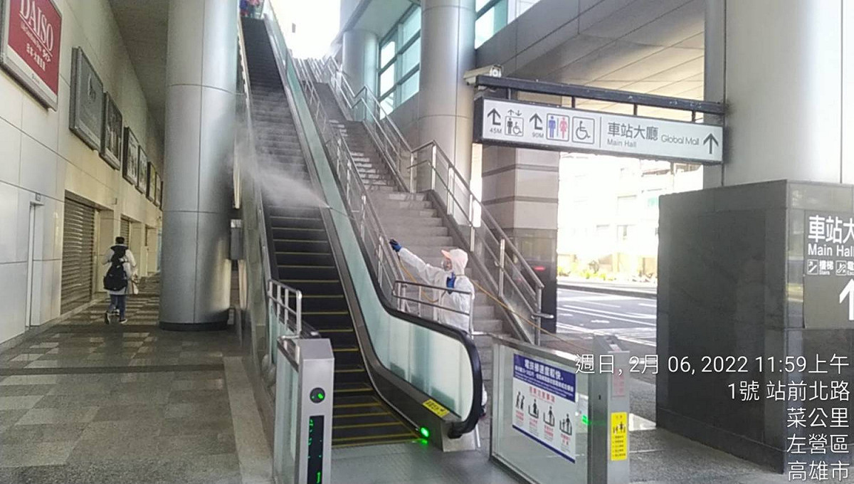 高市環保局在詉假前在高鐵左營站進行清消。 圖：高雄市環保局提供