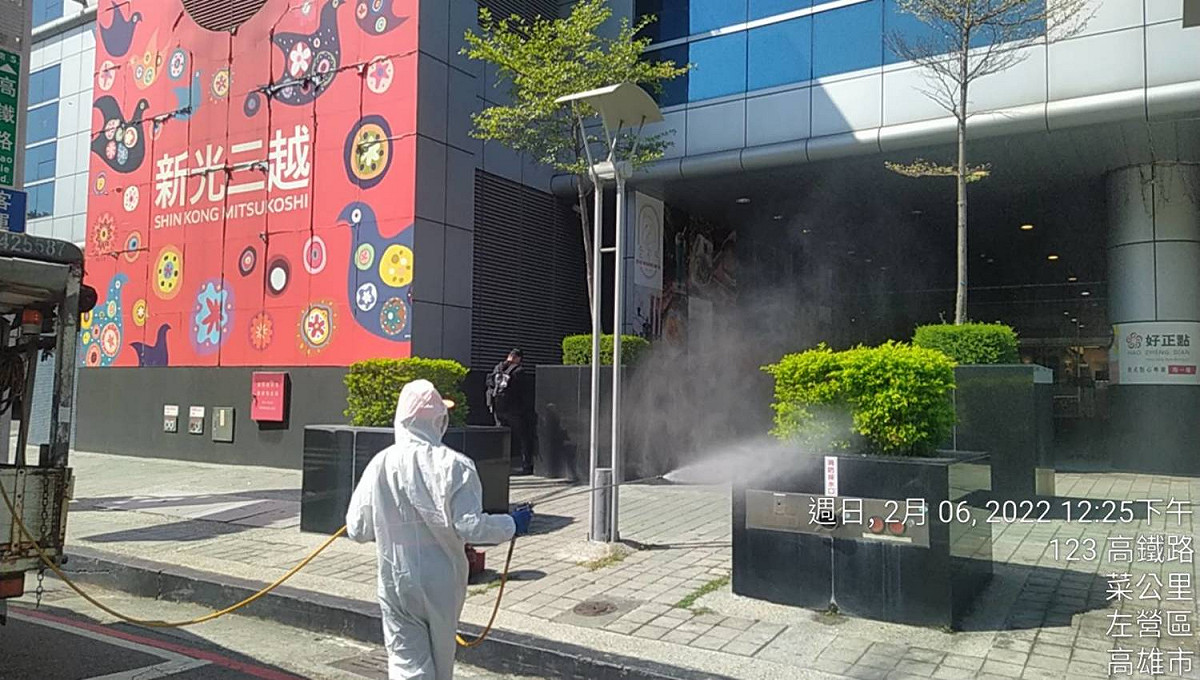 左營高鐵站周邊清消工作。 圖：高雄市環保局提供