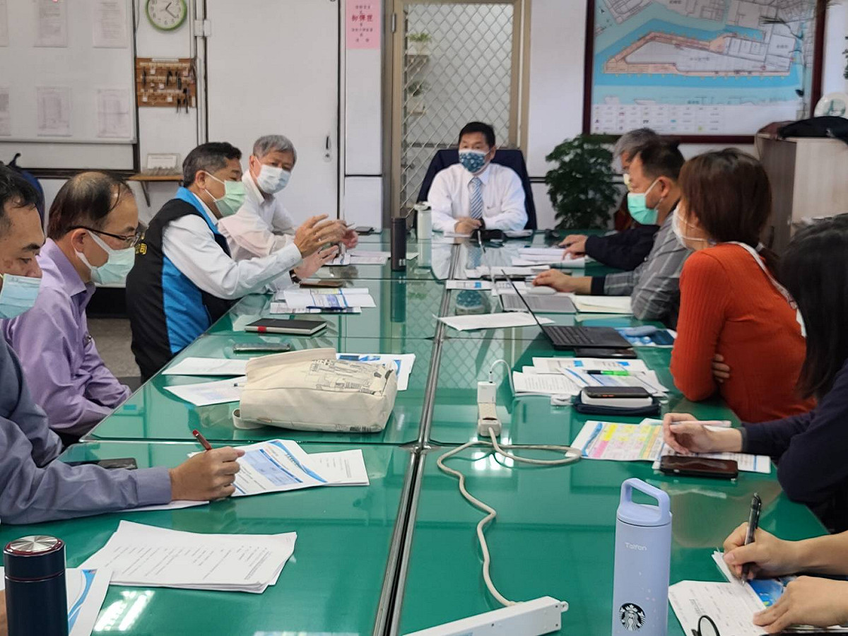 交通部次長祁文中(中)赴應變中心召開工作會議。 圖：高雄港務分公司提供