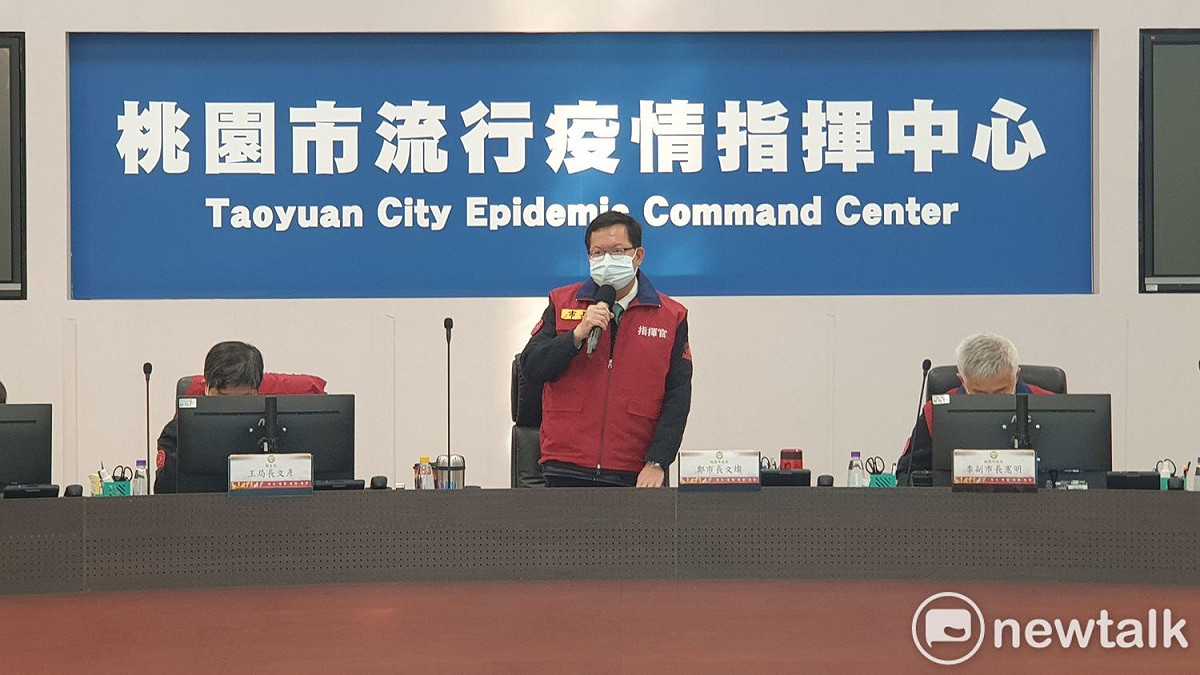 鄭文燦說明桃園市8日起開辦教職員專案接種，提供全市1.6餘萬尚未接種第三劑疫苗的教職員接種疫苗。 圖：桃園市政府／提供