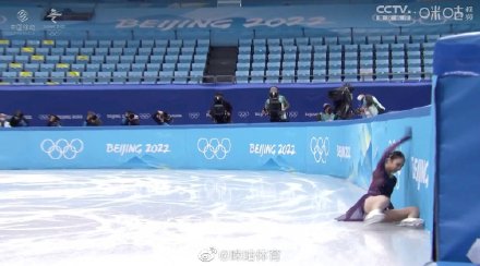 中國女子滑冰選手朱易不慎摔倒，引起熱議。 圖：翻攝自咪咕體育