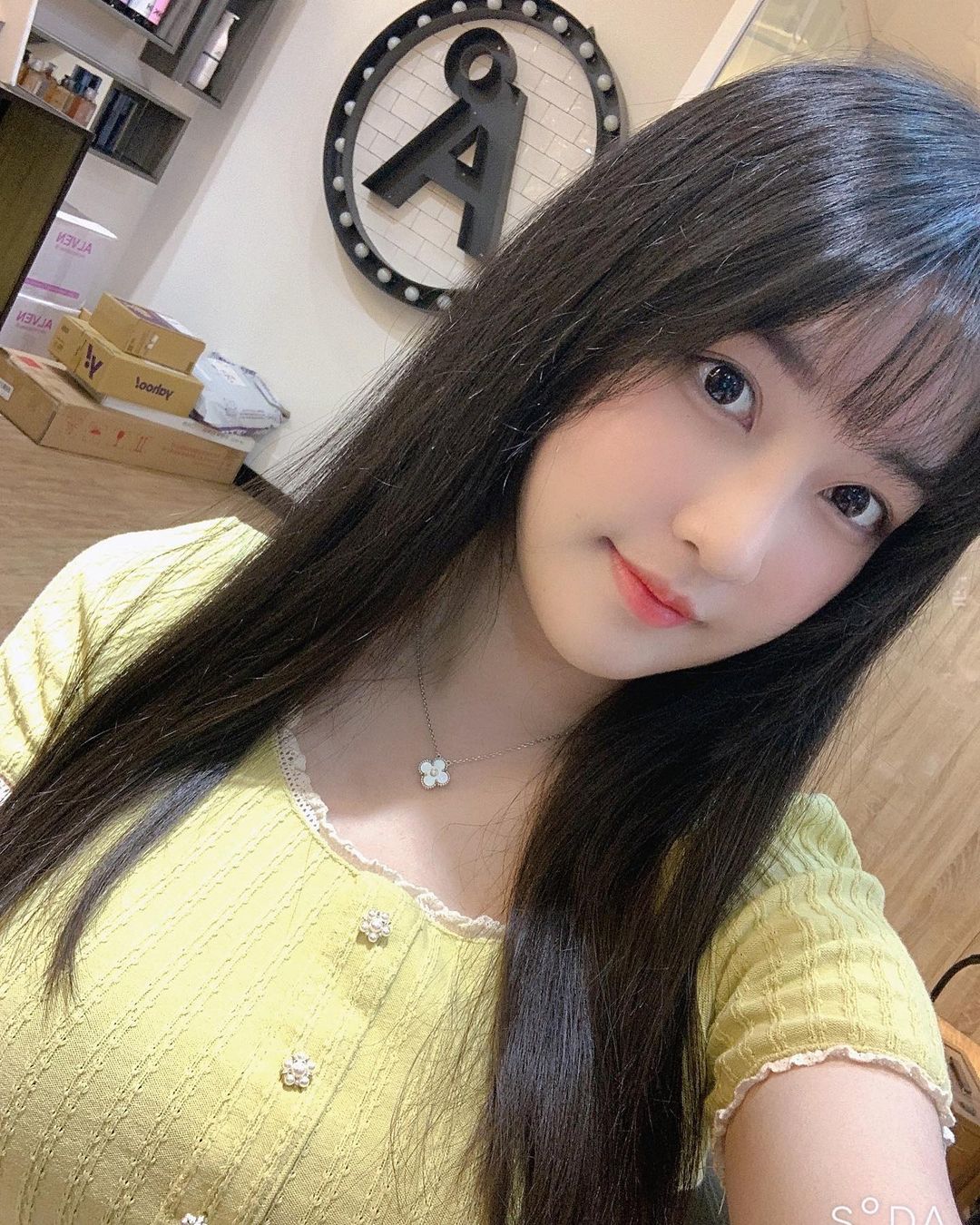 正妹實況主「依梨」。 圖：翻攝自依梨IG(@lebaby0v0)
