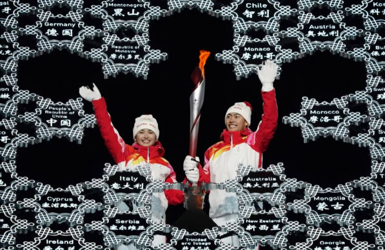 滑雪選手新疆少女依拉木江(左)和趙嘉文(右)擔任最後一棒火炬手。 圖：翻攝自搜狐