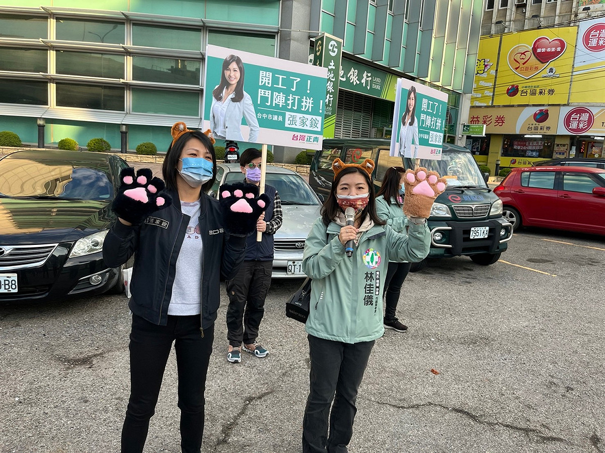 台中市議員張家銨帶著「學妹」林佳儀在路口向市民問候。 林佳儀/提供