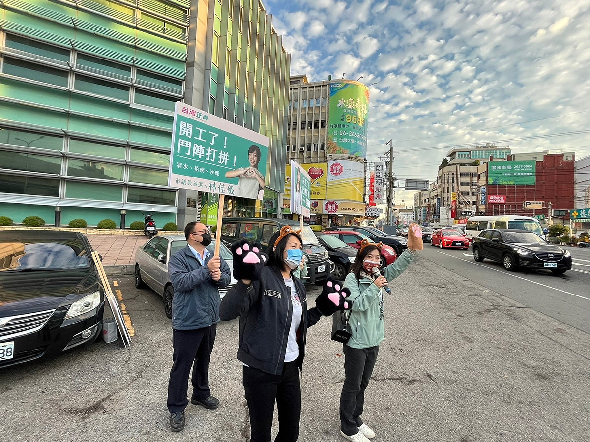 台中市議員張家銨帶著「學妹」林佳儀在路口向市民問候。 林佳儀/提供