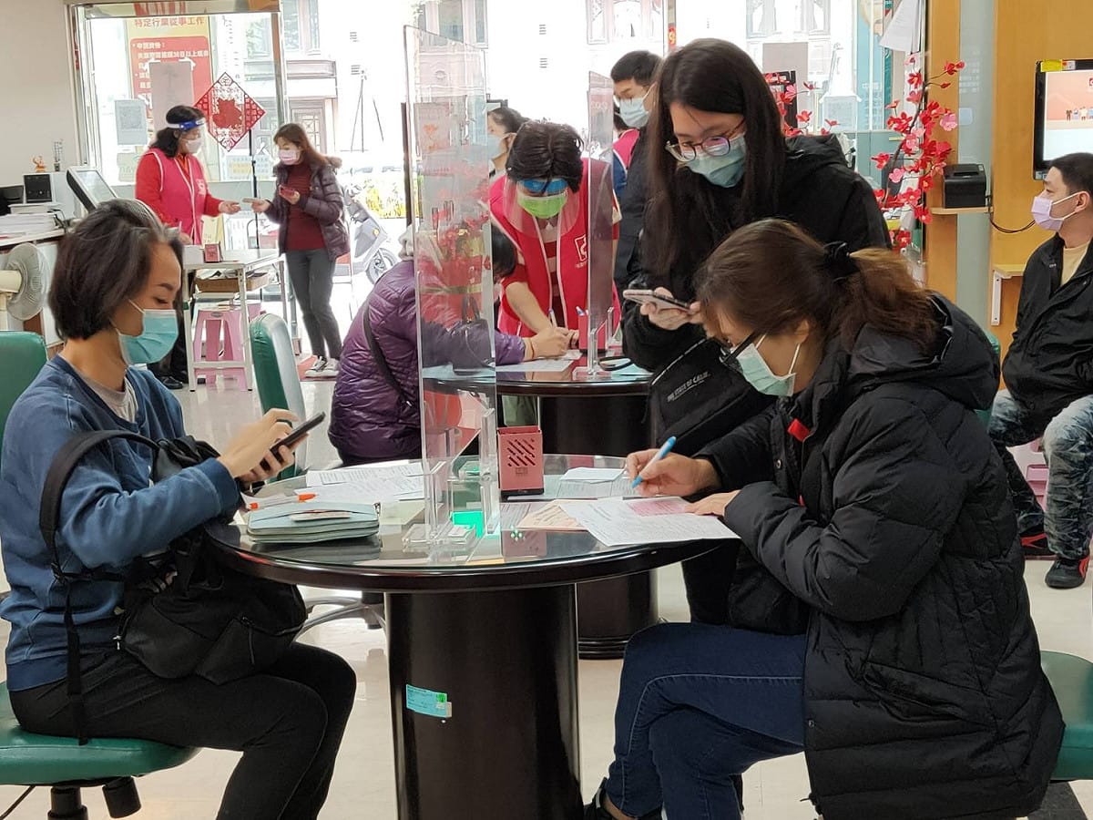 因應春節連續9天年假累積的失業認定申辦人潮，新北加開彈性櫃台服務民眾。 圖：新北市就服處提供
