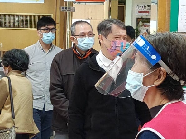 近年新北陸續強化新店、樹林、淡水就服站辦理失業認定功能，有效分流人潮，加上不少失業勞工透過「線上系統」申辦，以及預約分流，使得現場人潮較以往減少許多。 圖：新北市就服處提供