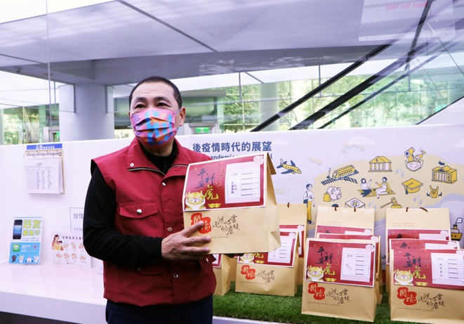 侯友宜鼓勵大家多利用圖書館的「閱讀便利包」服務，保持積極正面的態度，一起面對疫情的挑戰。 圖：新北市立圖書館提供