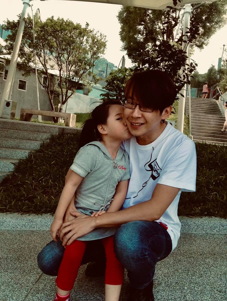 冠佑捨不得女兒們太快長大，在臉書曬出與女兒合照。 圖：翻攝自Mayday冠佑臉書
