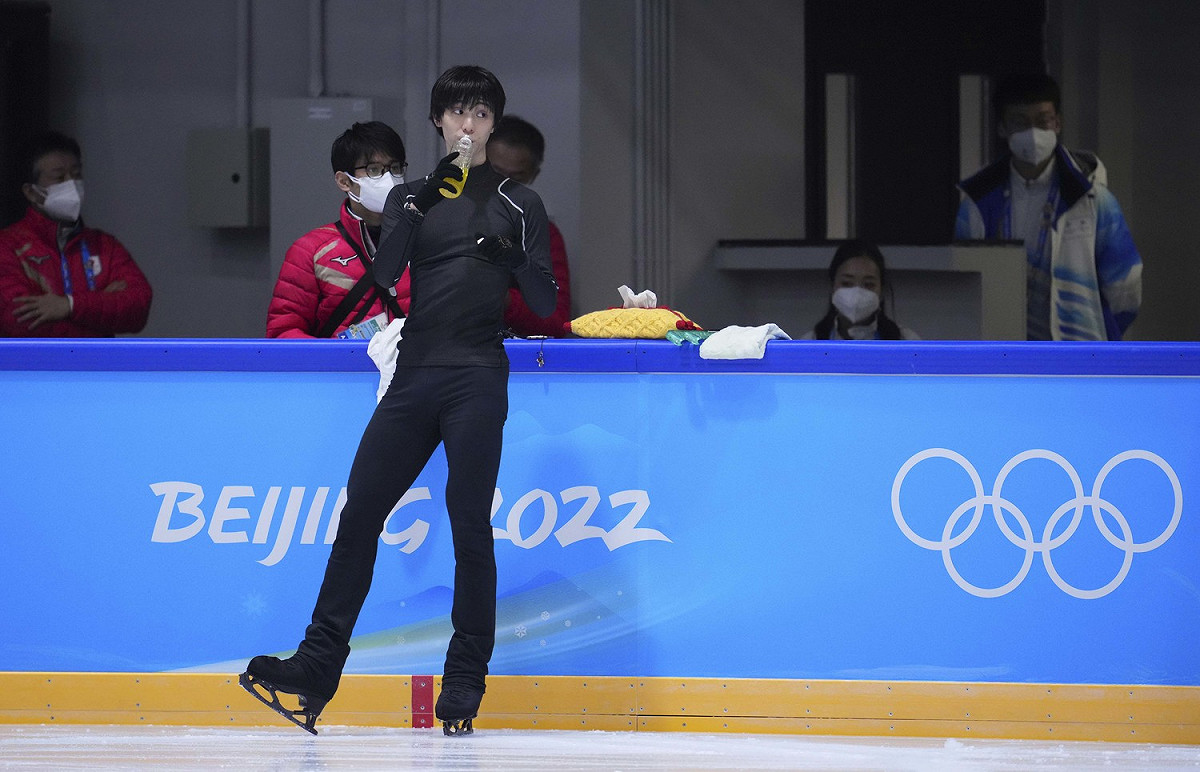 日本花滑王子羽生結弦並未帶平時使用的｢小熊維尼造型面紙盒」，而是改帶黃、紅配色的衛生紙盒。 圖：達志影像／美聯社