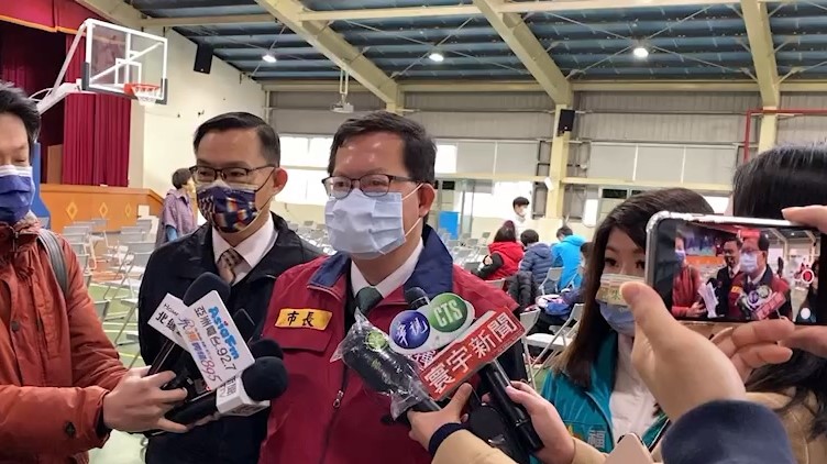 鄭文燦說明，開學前全市教職員接種第三劑疫苗覆蓋率可望達到95%。 圖：林昀真／攝
