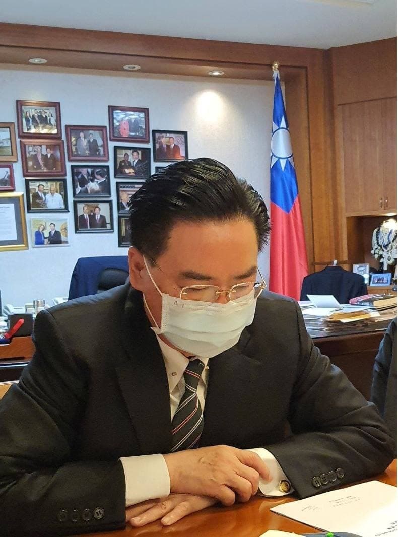 外交部長吳釗燮8日與友邦瓜地馬拉新任外長步卡羅（Mario Búcaro）通話 圖：外交部提供