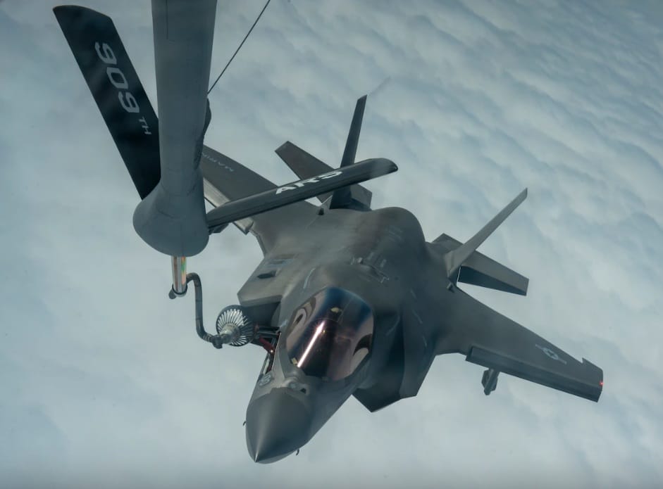 美日「高貴融合(Noble Fusion)」聯合海軍遠征演習，空中加油機為F-35B加油。 圖：翻攝U.S. Air Force