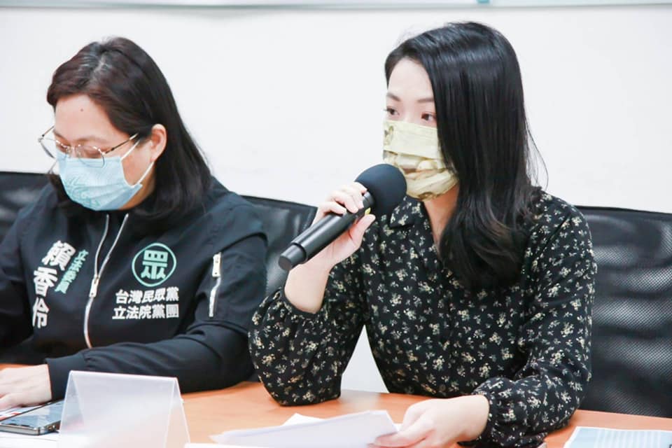 高虹安（右）重申，目前重心放在問政及在地服務。 圖：翻攝自高虹安臉書