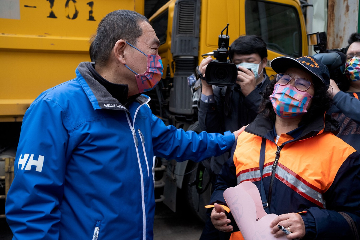 侯友宜表示，清潔隊員默默付出，春節期間也不停歇，不論是垃圾清運、市容環境維護及環境稽巡查，再加上防疫工作需求，為確診足跡及公共場所、學校消毒，也都順利圓滿地完成任務。 圖：新北市環保局提供