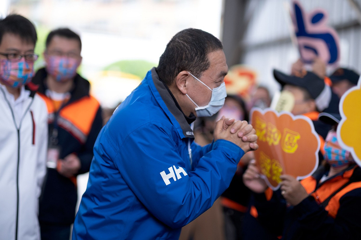 侯友宜感謝清潔隊員一年的辛勞，並祝福大家工作平安順利及身體健康。 圖：新北市環保局提供