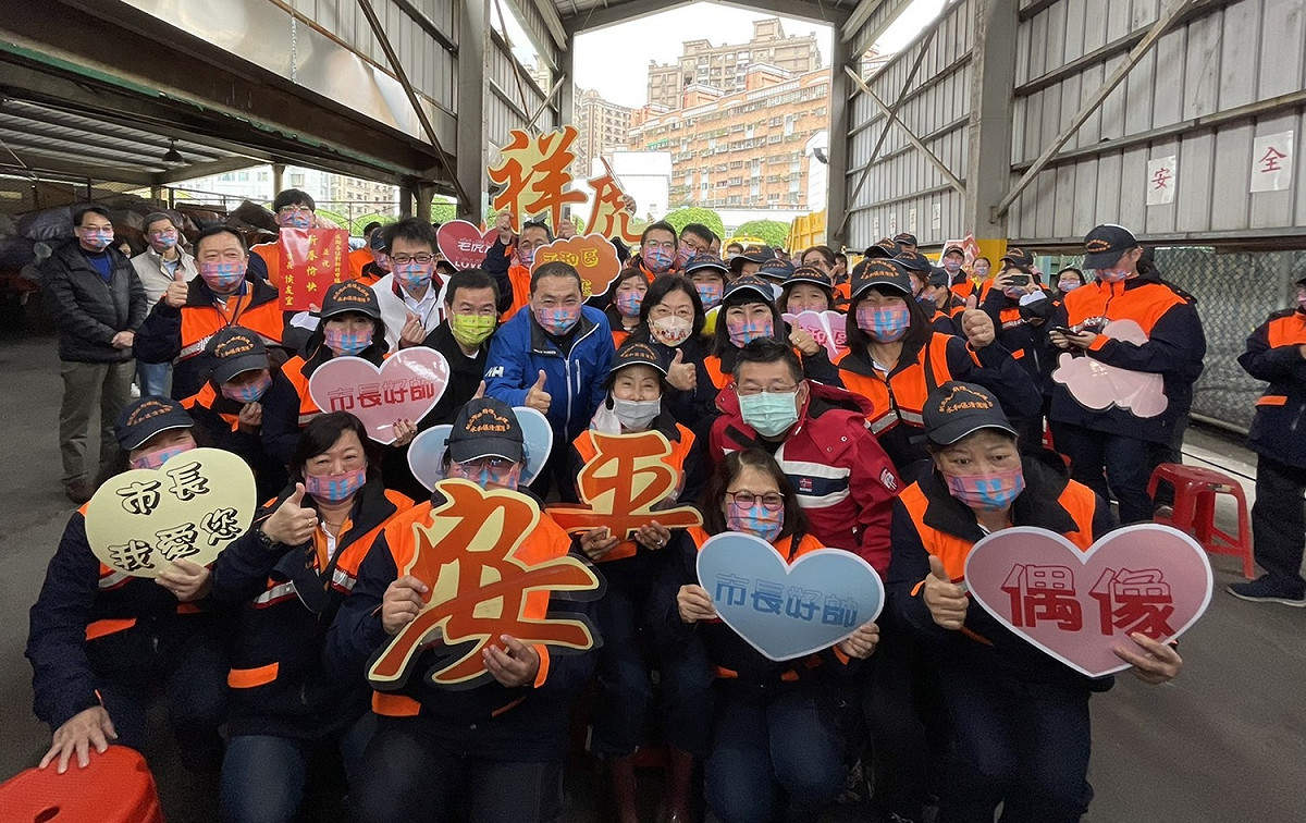 侯友宜與清潔隊員大合照。 圖：新北市環保局提供