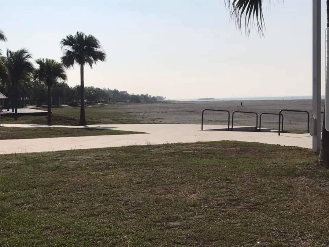 旗津海邊空無一人。 圖：李喬如服務處提供