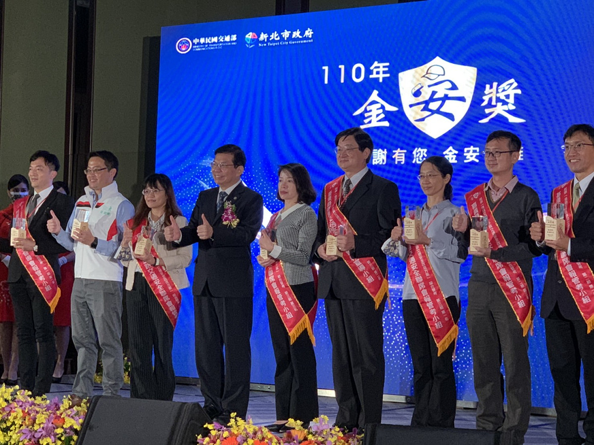市府道安團隊連續兩年榮獲總成績「卓越獎」分組第一名。 圖：新北市交通局提供