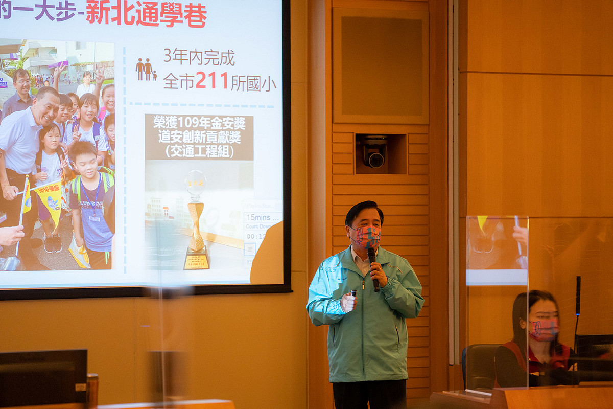 新北市交通局長鍾鳴時上午在市政會議報告「新北轉型 交通先行」簡報。 圖：新北市交通局提供