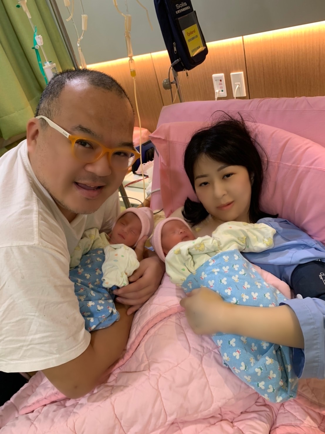 知名導演明金成1月20公布喜獲龍鳳胎的喜訊，沒想到昨晚間傳出因心肌梗塞不幸離世的消息。 圖：翻攝自明金成 臉書專頁