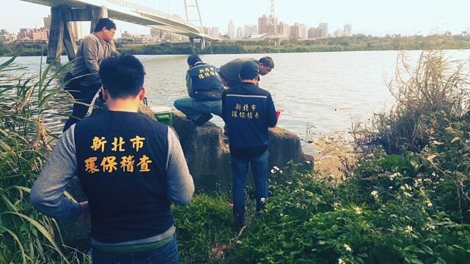 稽查員前往調查河川水質。