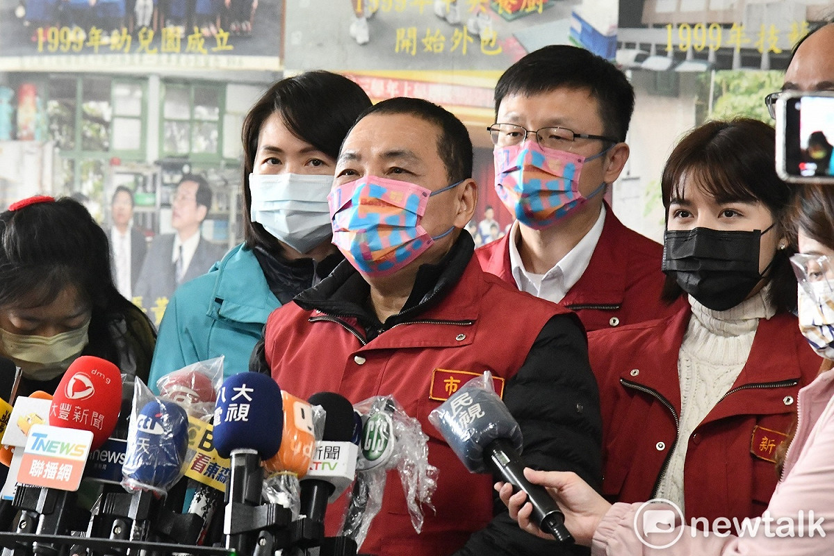 新北市長侯友宜表示，新北校園維持「１人染疫、全校１４天不到校」規定，但不到校期間仍會採取線上教學。 圖：林昀真／攝