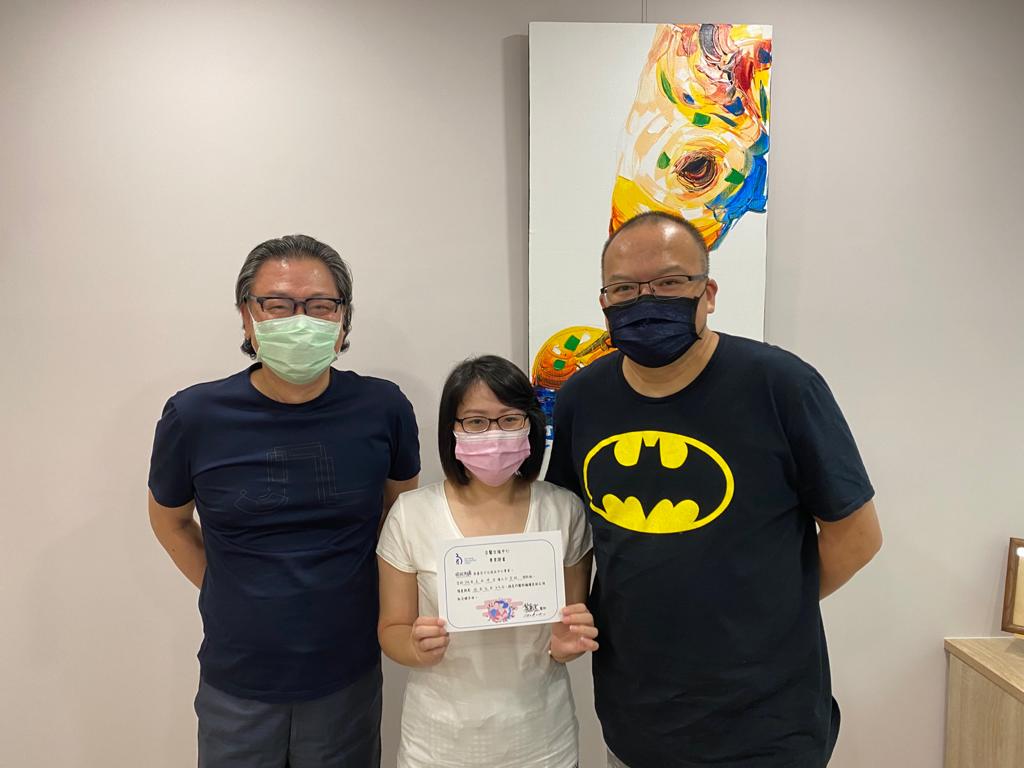 孕醫生殖中心院長黎惠波(左)，曾助明金成夫婦(中、右)求子成功，三人也曾在孕醫合影留念。 圖片：孕醫生殖中心/提供