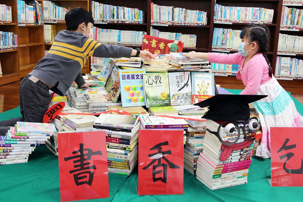 馬上就要開學了，加上元宵節即將到來，新北市立圖書館三芝分館特別帶陪讀學童利用漂書堆疊另類的「書香乞龜」，幫學童收心迎開學。 圖：新北市立圖書館提供