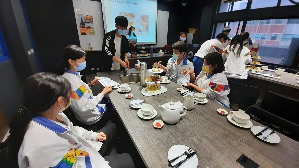 樹林高中實驗班觀光英文課程，體驗英式下午茶文化。 圖：新北市教育局提供