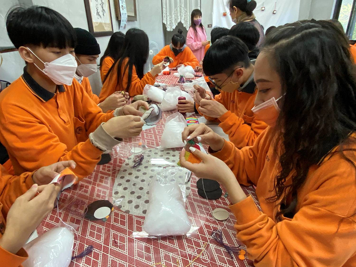 莊敬工家學生利用部落傳統編織藝術創新族服走秀表演用裝飾。 圖：新北市教育局提供